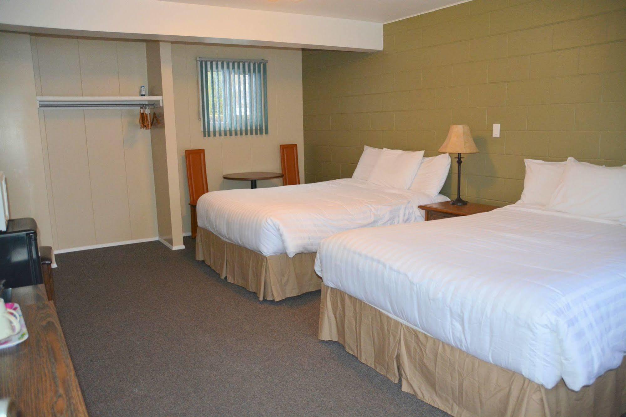 Ray Lyn Motel Trail Exteriör bild